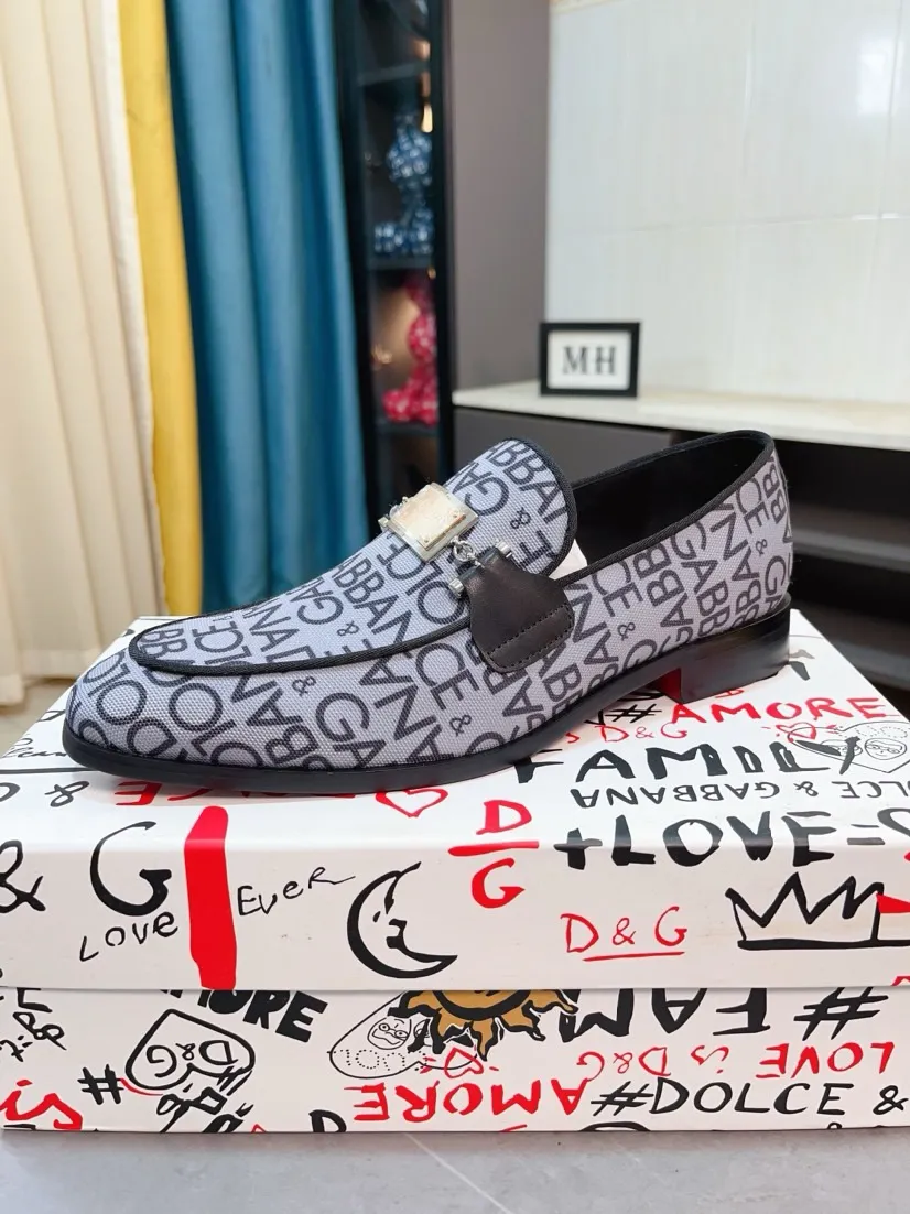 Men's shoes 💰540🌸🌸 [DG Dolce & Gabbana] High-end customized leather shoes. The upper is made of imported calf leather. Original hardware. I believe you will be impressed from the first time you see it. The avant-garde atmosphere can no longer fully interpret its elegance. AAA grade rubber outsole is super comfortable. The original cover last of the counter ensures its original version and quality. The upper is simple and the cowhide lining ensures its comfort and breathability. A pair of truly good shoes has its own unique soul, famous quality, and the first choice for successful people. Regular size 38-44 (45 customized)
